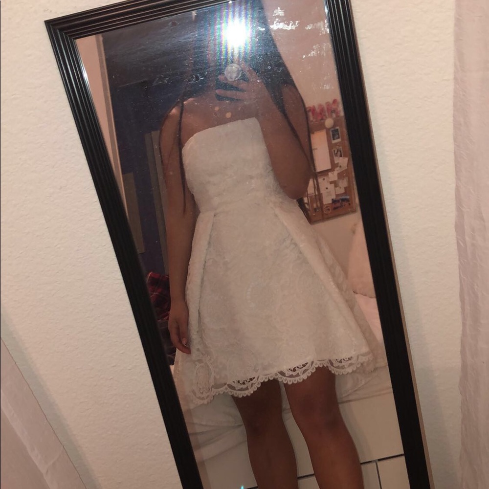 A’gaci: White Lace Dress